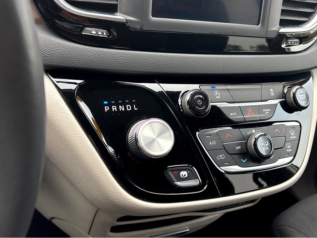 2022 Chrysler Voyager LX