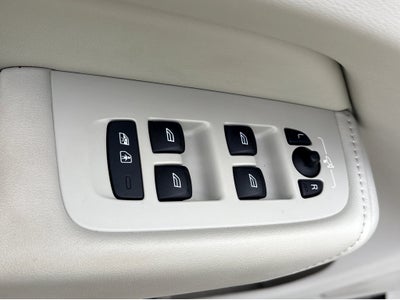 2023 Volvo XC60 Ultimate Bright Theme