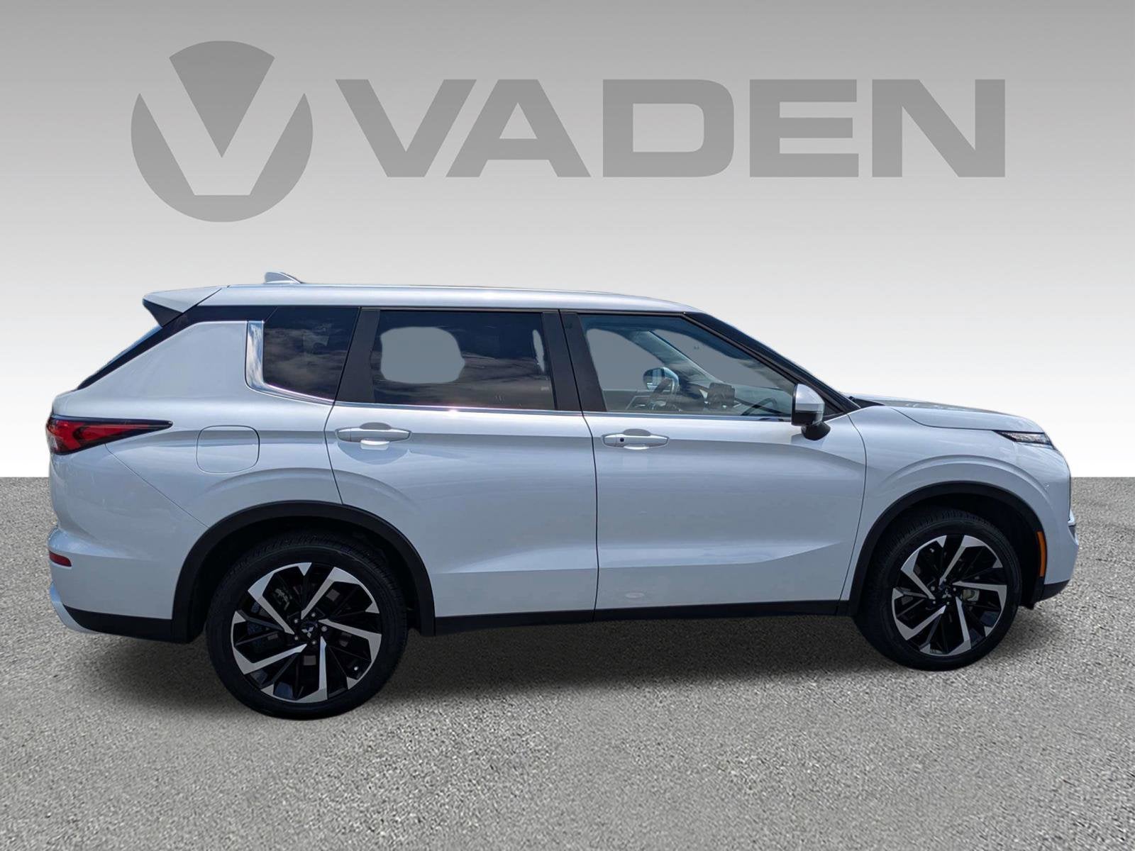 2024 Mitsubishi Outlander Base