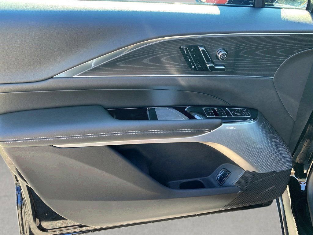 2024 Cadillac LYRIQ Luxury 2